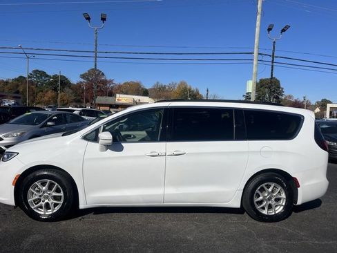 Used 2022 Chrysler Pacifica Touring-L image 9