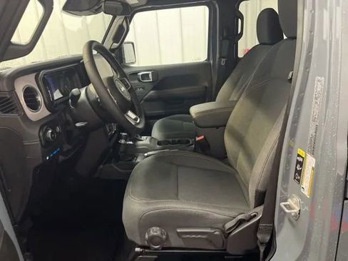 Used 2025 Jeep Wrangler Unlimited Sahara image 10