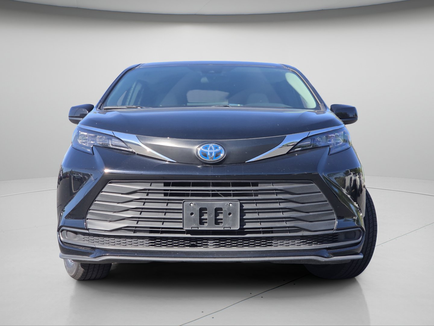 Used 2025 Toyota Sienna LE FWD image 3