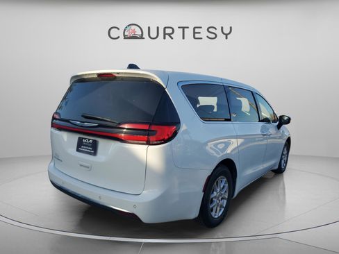 Used 2023 Chrysler Pacifica Touring-L image 4