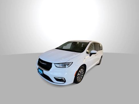 Used 2023 Chrysler Pacifica Touring-L FWD image 4