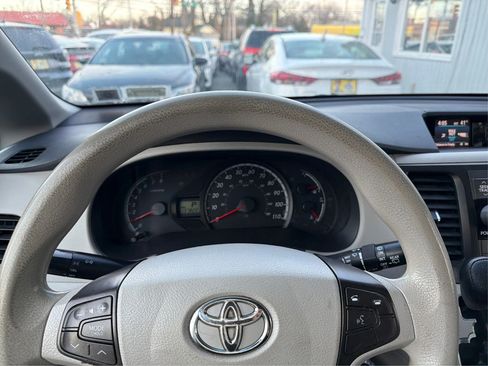 Used 2014 Toyota Sienna LE image 17