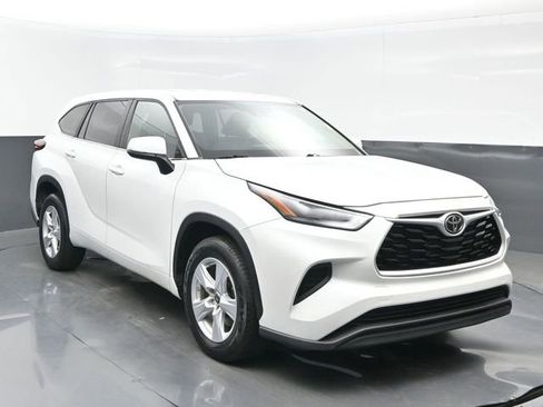 Used 2023 Toyota Highlander L FWD image 8