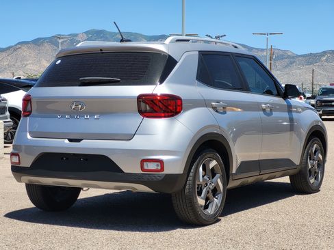 Used 2025 Hyundai Venue SEL FWD image 4