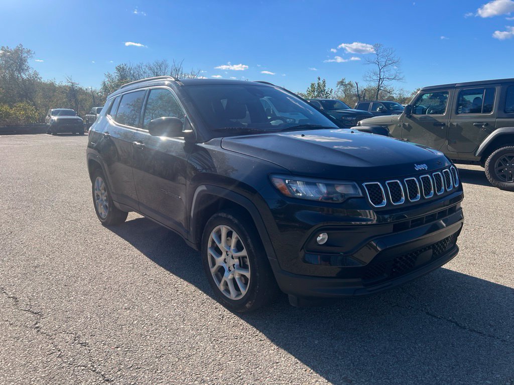 Used 2023 Jeep Compass Latitude w/ Sun and Sound Group AWD/4WD image 1