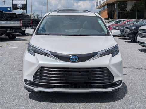 Used 2025 Toyota Sienna XLE AWD/4WD image 8
