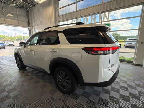 Used 2025 Nissan Pathfinder SV AWD/4WD image 4