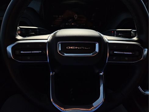 Used 2025 GMC Yukon Denali AWD/4WD image 19