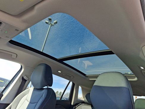 Certified 2025 Volkswagen Tiguan SE image 14