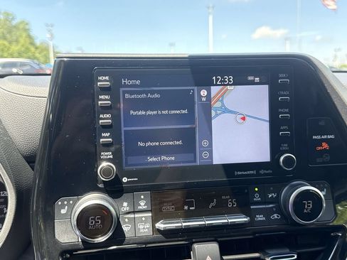 Used 2021 Toyota Highlander XLE AWD/4WD image 20