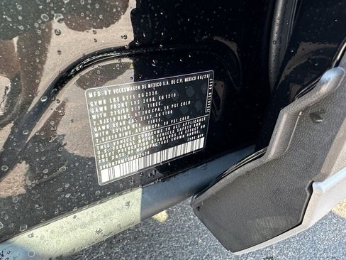 New 2025 Volkswagen Tiguan SE image 19