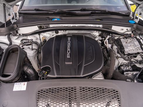 Used 2020 Porsche Macan AWD/4WD image 29