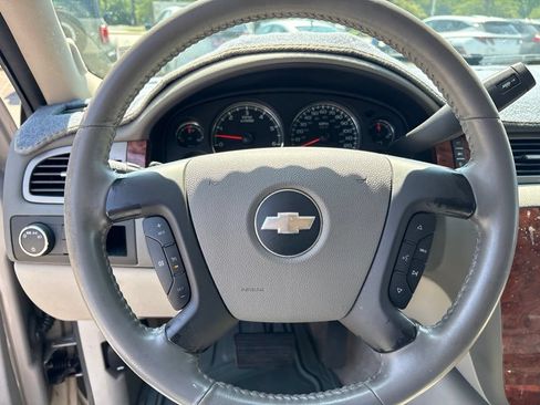 Used 2008 Chevrolet Tahoe LTZ w/ LTZ Preferred Equipment Group RWD image 19