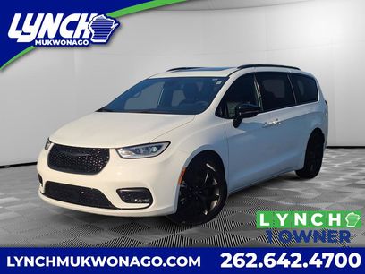 Used 2024 Chrysler Pacifica Limited w/ Uconnect Theater Family Group