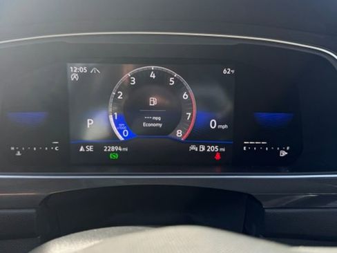 Used 2022 Volkswagen Tiguan SE w/ Panoramic Sunroof Package image 21