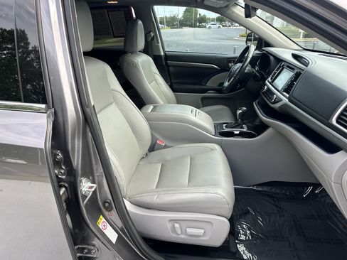 Used 2018 Toyota Highlander Limited FWD image 35