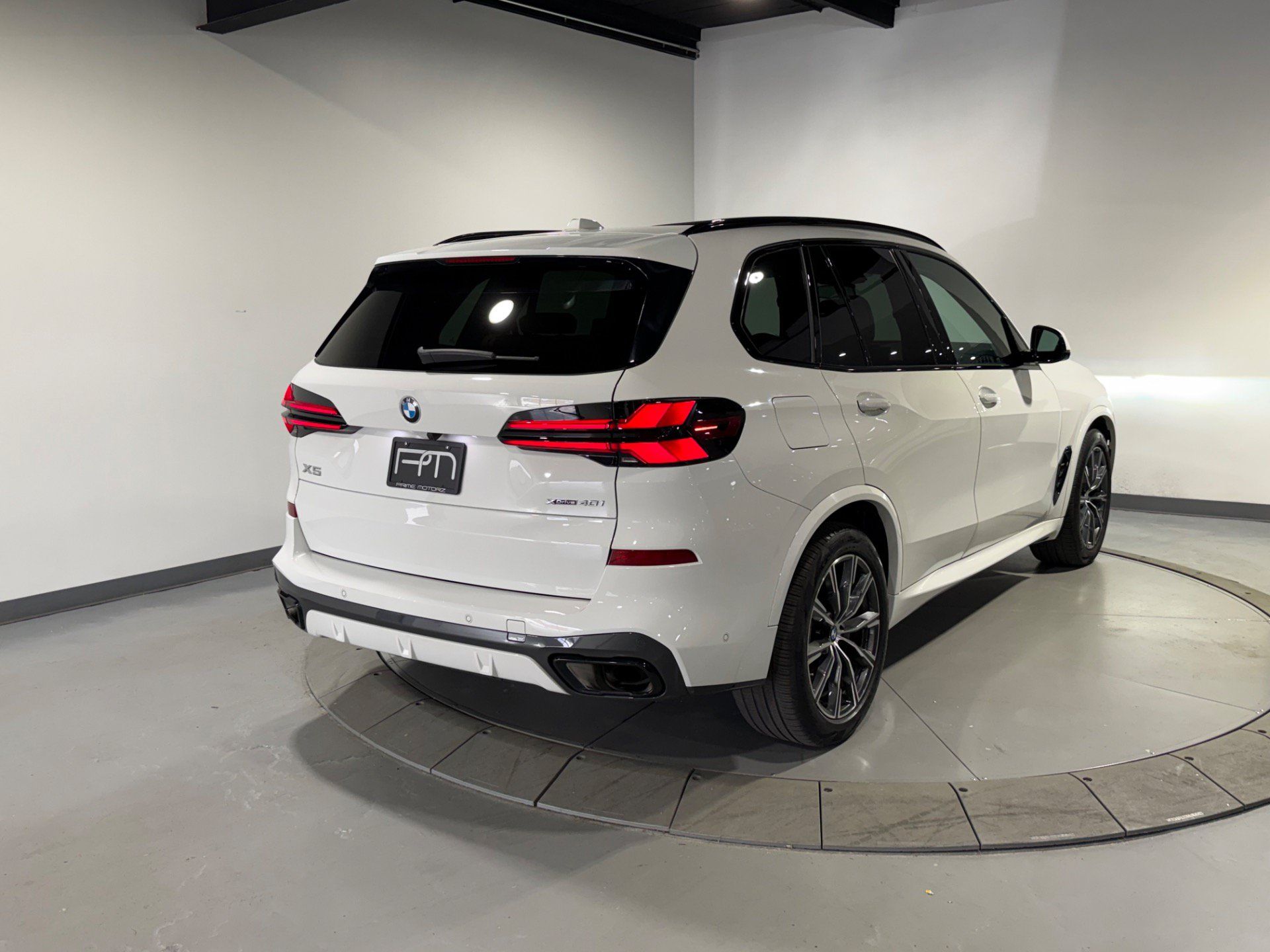 Used 2026 BMW X5 xDrive40i w/ M Sport Package AWD/4WD image 15