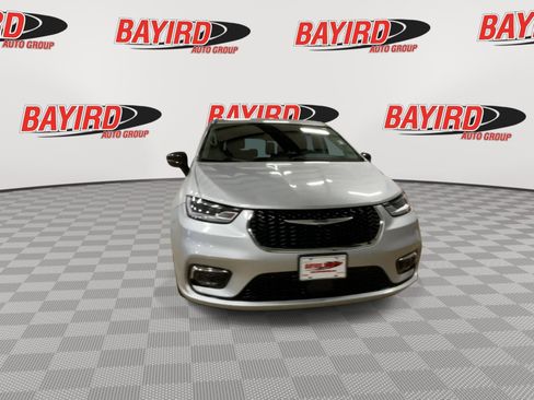 Used 2024 Chrysler Pacifica Touring-L FWD image 4