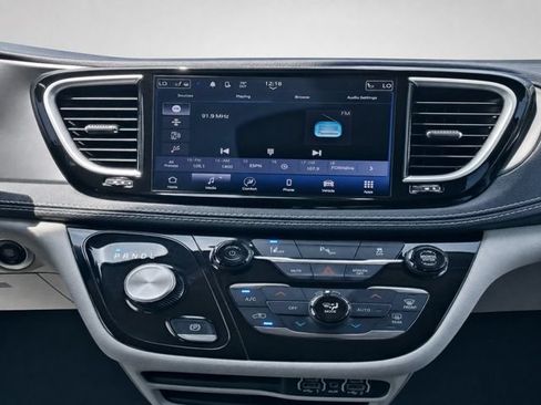 Used 2023 Chrysler Pacifica Touring-L FWD image 19