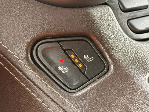 Used 2018 Chevrolet Suburban LT RWD image 28