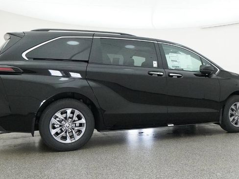 New 2026 Toyota Sienna XLE FWD image 3
