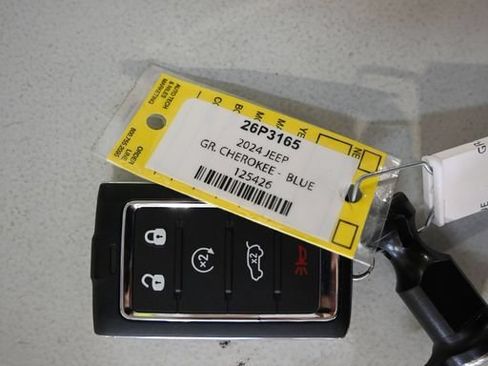 Used 2024 Jeep Grand Cherokee Limited 4xe AWD/4WD image 9
