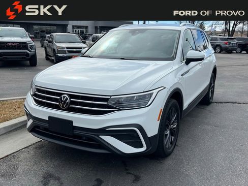 Used 2024 Volkswagen Tiguan SE image 2