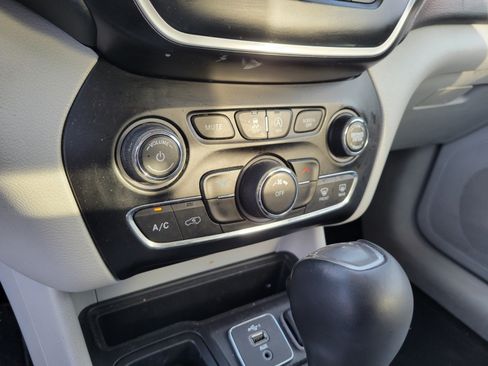 Used 2021 Jeep Cherokee Latitude Plus FWD image 18
