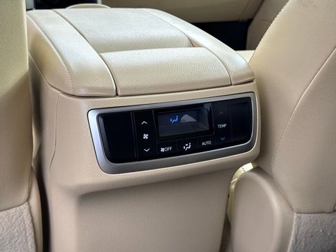 Used 2018 Toyota Highlander XLE image 17