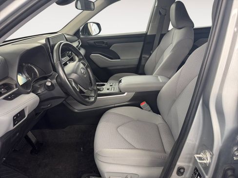 Used 2023 Toyota Highlander LE image 9