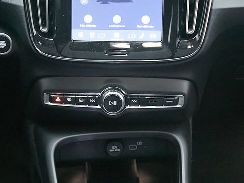 Certified 2025 Volvo XC40 B5 Ultra AWD/4WD image 29
