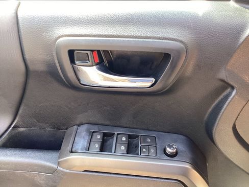 Used 2018 Toyota Tacoma TRD Sport AWD/4WD image 31