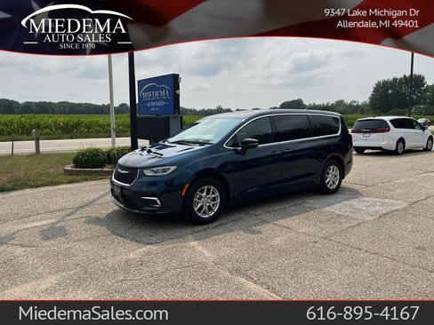 Used 2025 Chrysler Pacifica Select FWD image 1