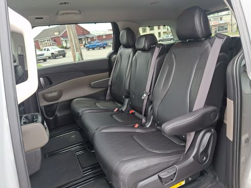 Used 2025 Kia Carnival EX FWD image 10