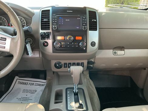 Used 2013 Nissan Frontier SL w/ Moonroof Pkg AWD/4WD image 18