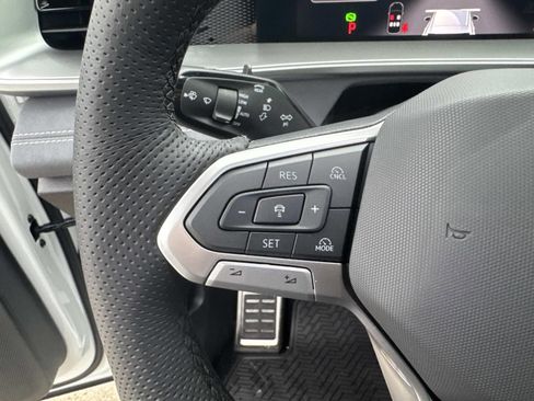 New 2026 Volkswagen Tiguan SE R-Line FWD image 16