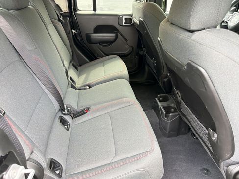 Used 2025 Jeep Gladiator Rubicon w/ Technology Group AWD/4WD image 36