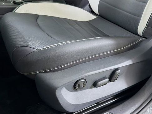 Used 2025 Volkswagen Taos SEL image 21