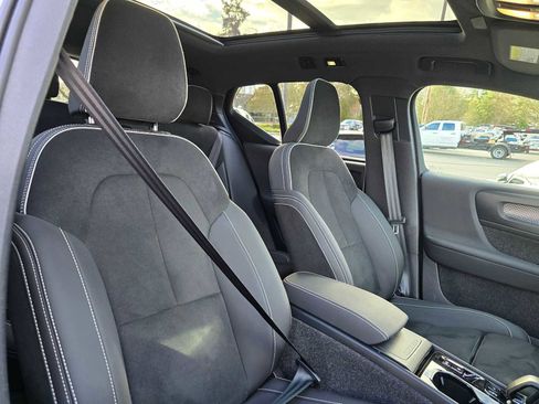 Used 2025 Volvo XC40 B5 Plus image 11