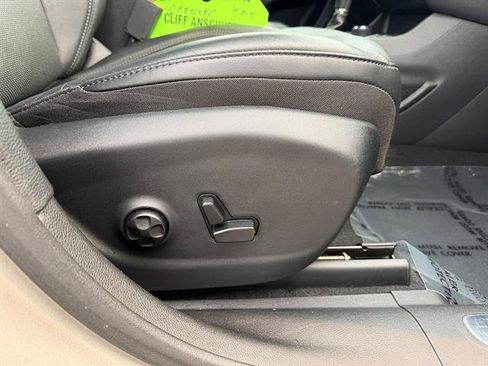 Used 2019 Jeep Cherokee Limited w/ Luxury Group AWD/4WD image 13