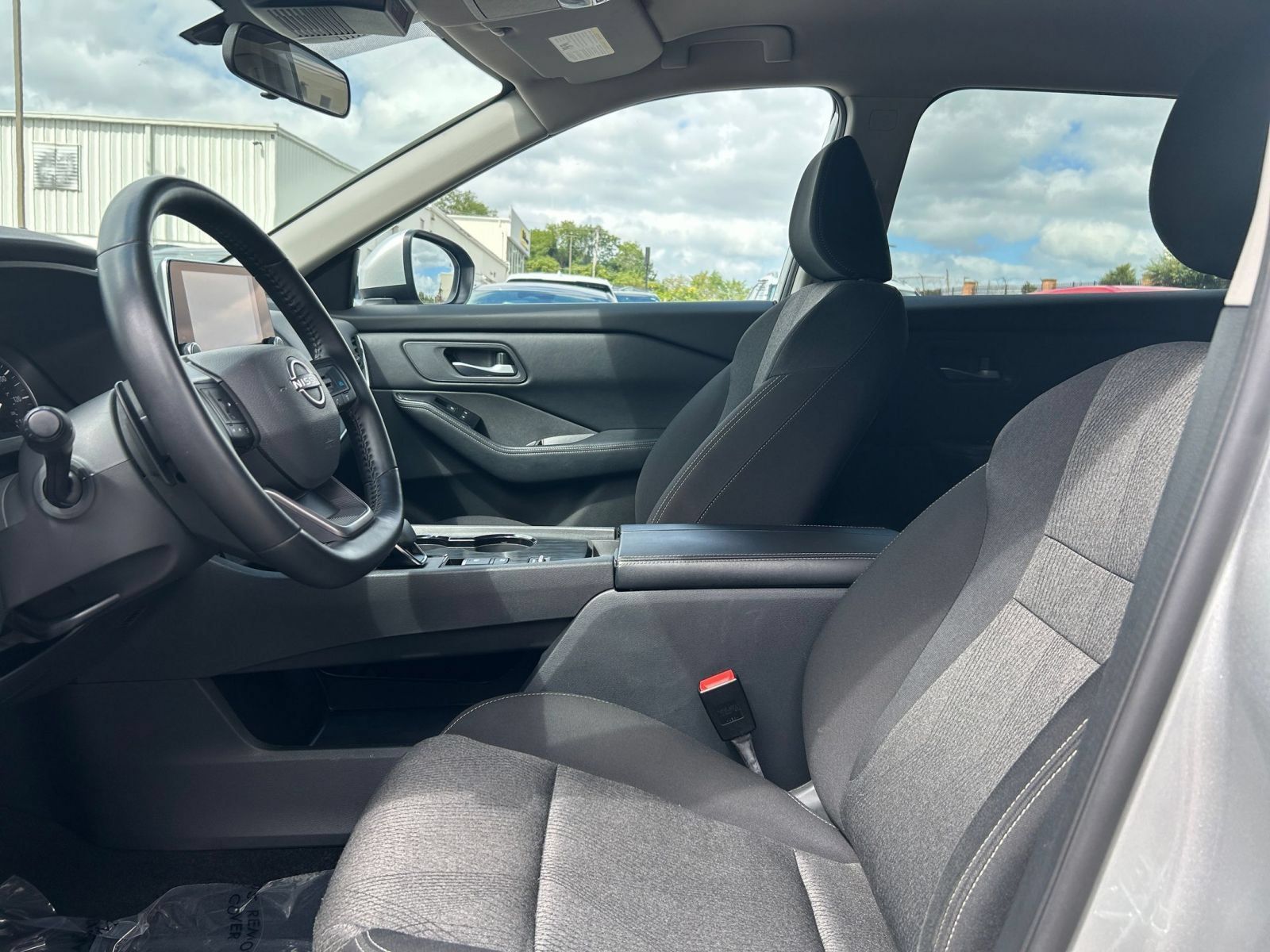 Used 2025 Nissan Rogue SV FWD image 22