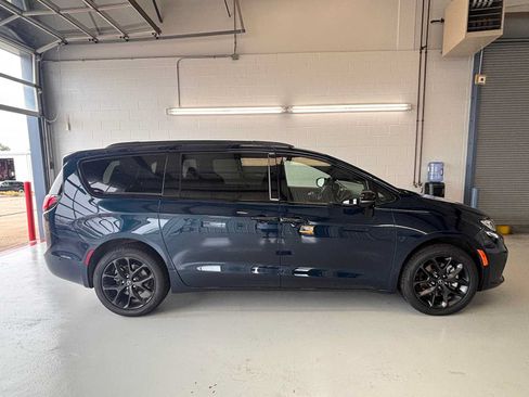 Used 2025 Chrysler Pacifica Limited AWD/4WD image 2