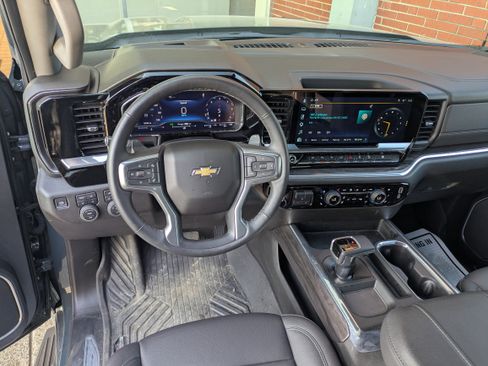 Used 2025 Chevrolet Silverado 1500 LTZ image 18