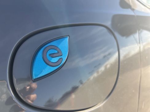 Used 2022 Chrysler Pacifica Limited w/ S Appearance Package image 11