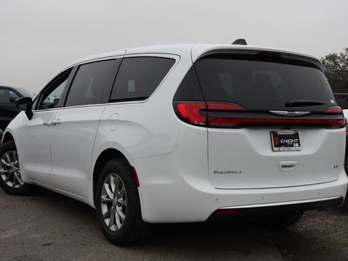 New 2026 Chrysler Pacifica Select image 9