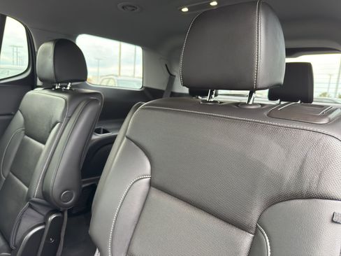 Certified 2023 GMC Acadia SLT w/ Preferred Package image 33