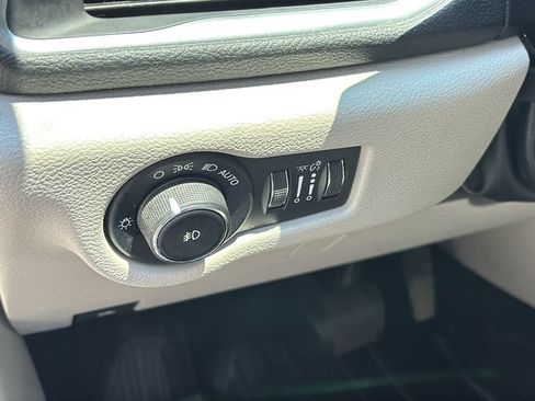 Used 2018 Chrysler Pacifica Limited w/ Tire & Wheel Group FWD image 14