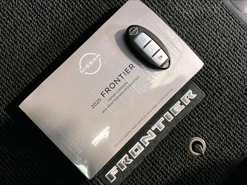 Used 2025 Nissan Frontier SV image 31