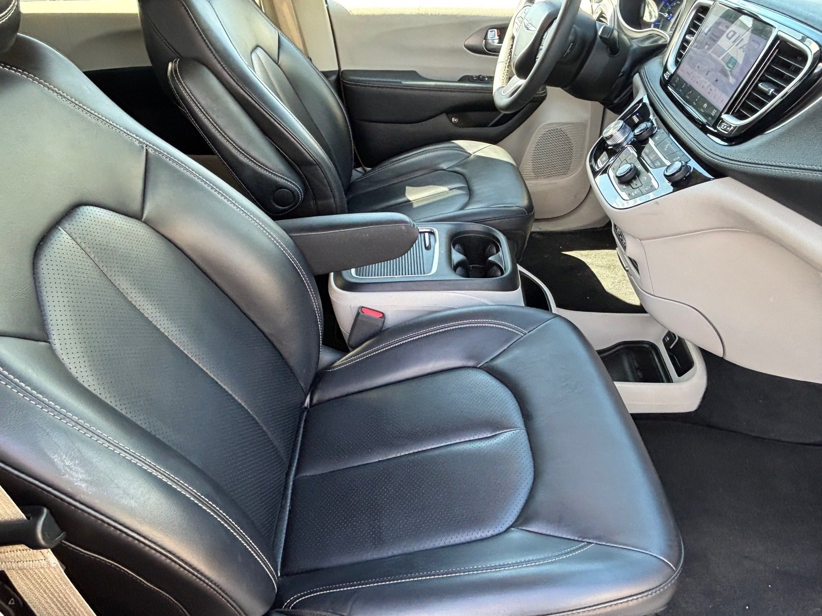 Used 2023 Chrysler Pacifica Touring-L FWD image 31