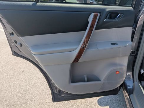 Used 2012 Toyota Highlander Limited w/ Tow Pkg FWD image 24